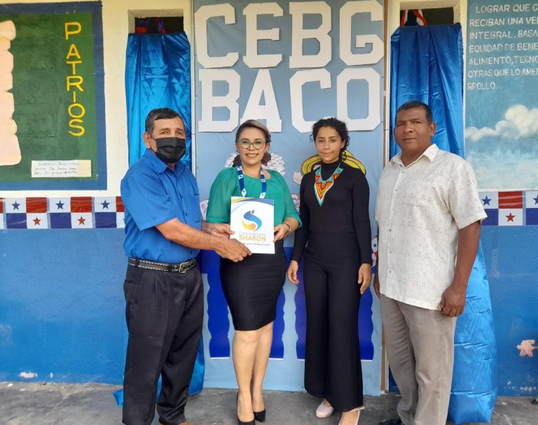 Entrega formal de Certificado a estudiantes que hoy logran la excelencia académica.